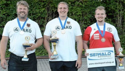 Siegerehrung bei den Herren: Gewinner Markus Schätzl, eingerahmt vom Zweitplatzierten Peter Rottmoser (links) und dem Dritten Peter Neubauer.Foto Albert Kamhuber