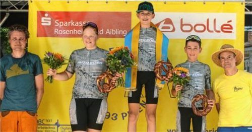 Siegerehrung der Schüler U15, von links Martin Stadler (RFV Prien), Emily Wagenstetter (RSV Rosenheim), Niklas Kuznik (RSV Rosenheim), Luis Aschenbrenner (RSV Rosenheim), Wini Kober (RFV Prien).Foto Anita Berger