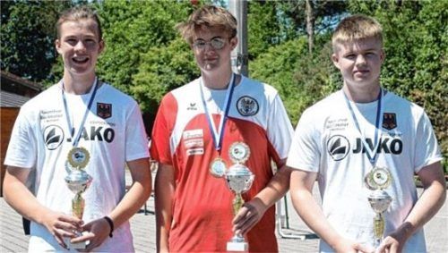 Siegerehrung in der U16: Korbinian Grill, Johannes Berger und Maximilian Klein (von links).Foto Albert Kamhuber