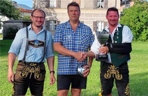 Siegerehrung: (von links) Zweiter Vorsitzender Marco Binder, Vereinsmeister Manfred Liebl, Erster Vorsitzender Andreas Adlmaier.Foto re