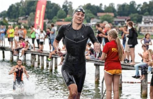 Siegerin Johanna Meuser aus Bergen ließ auf de Schwimmstrecke alle Männer hinter sich. Foto Hans Weitz