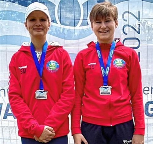 Simone Matschi (links) und Tanja Steinböck teilen sich den neuen Vereinsrekord über 100 Meter Brust.Foto Astrid Hoffmann
