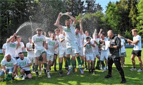 So jubelte der SV Schloßberg-Stephanskirchen nachdem der Aufstieg als Kreisklassenmeister in die Kreisliga feststand. Jetzt freuen sich die Schloßberger auf das Auftaktderby zu Hause gegen den SV Westerndorf. Foto Hans-Jürgen Ziegler