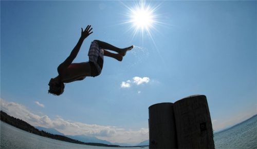 Sonne und Salto am Chiemsee: Ist das noch ein Super-Sommer oder schon der Vorbote einer Klimakatastrophe? Foto dpa