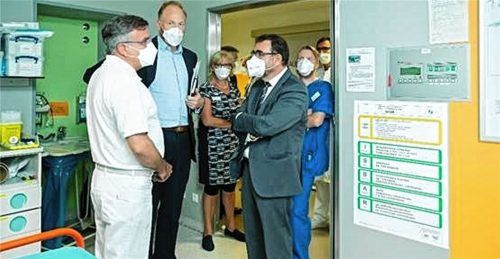 Spürbare Enge: In der Zentralen Notaufnahme des Romed-Klinikums informierte sich Gesundheitsminister Klaus Holetschek im Gespräch mit Chefarzt Dr. Michael Bayeff-Fielloff (links), wo Handlungsbedarf herrscht. Foto Berger