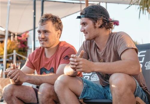 Stefan Baumeister (links) betrachtet gespannt seine Kollegen auf der Welle.