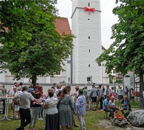Stehempfang im Birner Garten im Schatten des Kirchturms. Foto kirchner