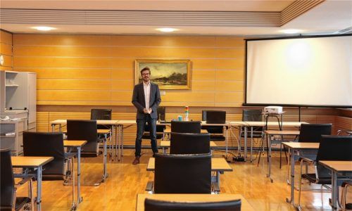 Stephanskirchens Bürgermeister Karl Mair während der Corona-Hochzeit allein im leeren Sitzungssaal – soweit wie damals kommt es hoffentlich nicht wieder. Foto  Mayer