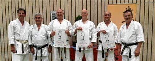Stolz auf die Leistungen waren (von links) die Großmeister Albert Parzelt und Fritz Oblinger, Prüfling Dr. Andreas Kirschner sowie die Trainer Wolfgang Pschichholz und Bodo Baddack und Großmeister Lothar Ratschke.Foto re