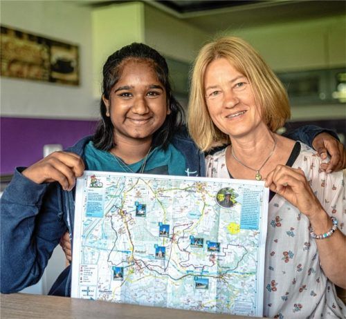 Stolz präsentiert Montessori-Schülerin Malki Schmidt gemeinsam mit ihrer Mutter Regina das Ergebnis des Projektes „Große praktische Arbeit“. Foto Thomae