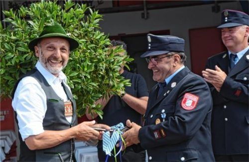 Symbolische Schlüsselübergabe von Bürgermeister Olaf Kals- perger (links) an Kommandant Ludwig Wallner.Foto Ruprecht