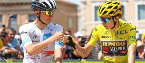 Tadej Pogacar (links) und Jonas Vingegaard prägen die Tour de France 2022. Ob das auch in Zukunft der Fall sein wird, schätzt Ralph Denk im aktuellen Podcast ein. picture alliance/dpa/BELGA | David Pintens