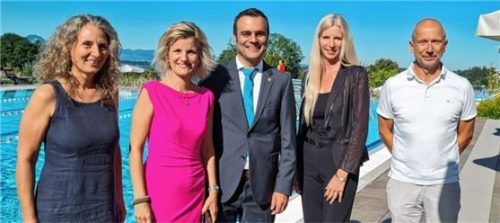 Tauschten sich zum Thema Tourismus aus: (von links) CAT-Geschäftsführerin Christina Pfaffinger, Bundestagsabgeordnete Daniela Ludwig, Bad Endorfs Bürgermeister Alois Loferer, die Tourismusbeauftragte der Gesundheitswelt Chiemgau, Dominique Hannig, und der Leiter der Chiemgau-Thermen, Markus Füller.Foto re