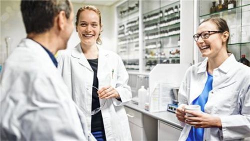 Teamarbeit und abwechslungsreiche Aufgaben machen den Beruf des PTA interessant. Foto djd/Linda/GettyImages/alvarez