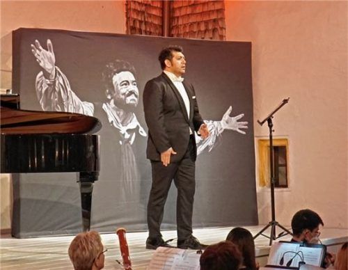 Tenor Gabriel Arce sang „Una furtiva lagrima“ aus dem „Liebestrank“ von Donizetti. Foto Schloß Amerang