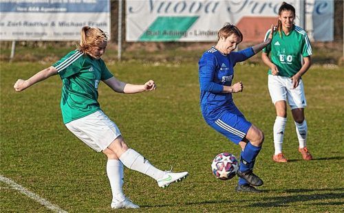 Theresa Eder (links) ist eine feste Säule in der Bayernliga-Mannschaft des TuS Bad Aibling.Foto Dirk Habermann