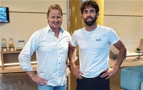 Thomas Detterbeck, Vorstand Bundesliga beim TC 1860, nahm gestern Abend im Hotel in Düsseldorf Rosenheims Nummer eins Nikoloz Basilashvili in Empfang. Foto TC 1860