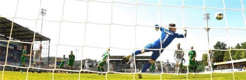 Thomas Winklbauer brachte Wacker Burghausen mit einem herrlichen Treffer in Führung.Foto Christian Butzhammer