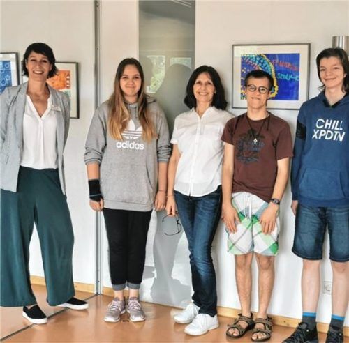 Tina Matousek, Projektleitung des Mehrgenerationenhauses (links), mit der ehemaligen Förderlehrerin Hedi Bartle (Mitte) und einigen Schülern der Berufsschulklasse.Foto AWO