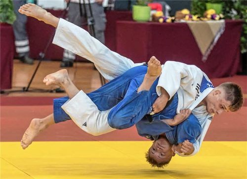 Toller Wurfansatz von Patrick Weisser im blauen Judogi.Foto Sportfotos 24/ Thomas Wetzel
