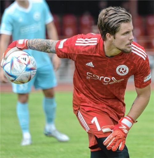 Torhüter David Daroczi steht erstmals in einem Pflichtspiel für den TSV 1860 Rosenheim im Kasten.Foto Ruprecht