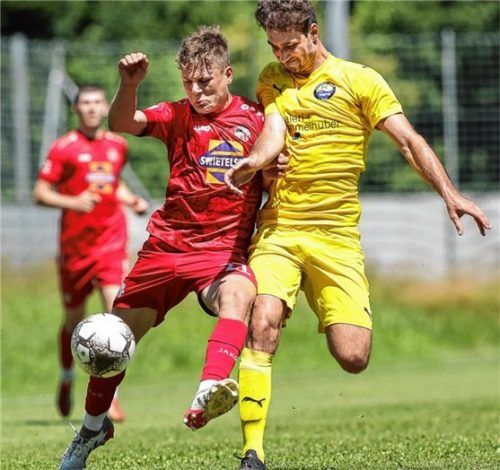 Traunsteins Alexander Dreßl im Duell gegen den Töginger Alexander Huber (rechts).Foto Hans Weitz