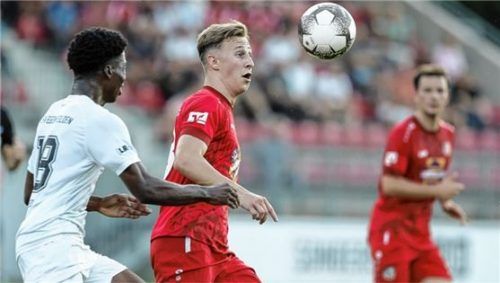 Traunsteins Kenan Smajlovic ist hier vor Gäste-Spieler Manasse Francisco am Ball.Foto Hans Weitz
