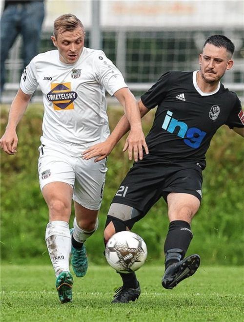 Traunsteins Patrick Petzka im Kampf um den Ball gegen Tobias Urban vom TSV Kastl (rechts). Foto Hans Weitz