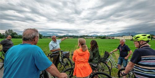 Über das geplante Gewerbegebiet im Osten von Kolbermoor informierte Bürgermeister Peter Kloo (Dritter von links) auf der jüngsten Bürgerversammlung on tour. Foto  Thomae