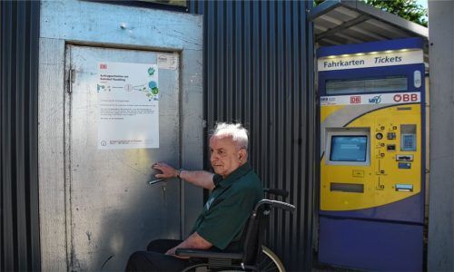 Um auf ein anderes Gleis, oder zur Kufsteiner Straße zu kommen, benötigt der Raublinger Herbert John den Fahrstuhl an Gleis eins. Seit Herbst ist dieser aber außer Betrieb. Foto Ruprecht