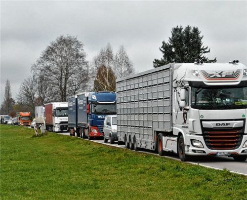 Um den Lkw-Durchfahrtsverkehr in Pang – wie auf dem Archivbild zu sehen – einzudämmen hat die Stadt jetzt reagiert und an der Autobahnanschlussstelle Rosenheim-West ein Fahrverbot für Lkw über 7,5 Tonnen erlassen. Foto Schlecker