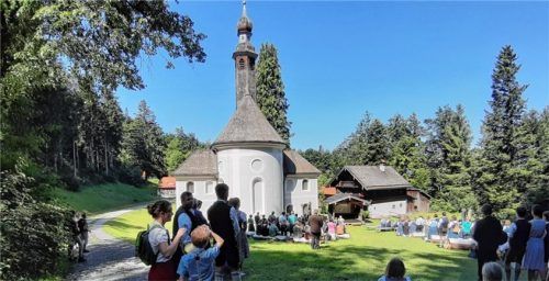 Unter blauem Himmel: Die „Kirchwald-Arena“ lädt zum Freilichttheater.