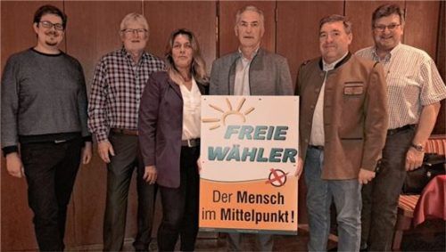 Unter Wahlleiter Gerhard Schloots (Zweiter von links) wählten die Freien Wähler ihren Vorstand. Dabei sind (von links) Michael Donauer, Barbara Stein, Vorsitzender Sepp Hofer, Josef Lausch und Stephan Heinke.Foto re