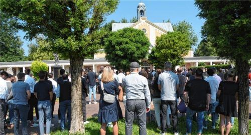 Unüberschaubar war die Menge der Trauergäste vor der Aussegnungshalle auf dem Rosenheimer Friedhof.Fotos Ruprecht