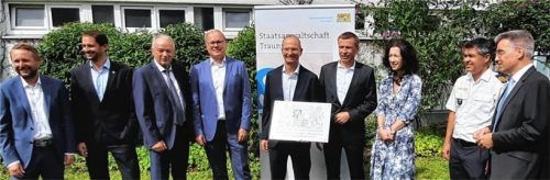 Viel Justiz, ein wenig Politik: (von links) Rechtsanwalt Dr. Peter Dürr, Oberbürgermeister Andreas März, Landgerichtspräsident Prof. Dr. Ludwig Kroiß, Generalstaatsanwalt Reinhard Röttle, Traunsteins leitender Oberstaatsanwalt Dr. Wolfgang Beckstein, Oberstaatsanwalt Gunther Scharbert, Landesgerichtsvizepräsidentin Andrea Tietz, Polizeipräsident Manfred Hauser und Landrat Otto Lederer. Foto Weiser