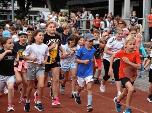 Voller Ehrgeiz und Begeisterung starteten an die 400 Schüler von der Michael-Ende-Schule in Raubling, hier überwiegend aus den 4. Klassen. Fotos Rupprecht
