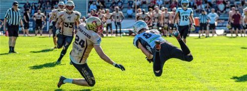 Voller Einsatz der Rosenheimer Spieler (weiß). Trotzdem haben die Rebels in Neu-Ulm klar verloren. Foto LPRR