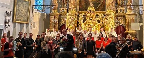 Vor dem Altar der Pfarrkirche St. Jakobus verzauberte der Liederkranz Rohrdorf das Publikum. Foto Liederkranz Rohrdorf