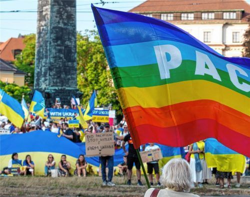 Vor dem Amerikahaus in München stehen sich Mitglieder der Friedensbewegung und Unterstützer der Ukraine, die Waffenlieferung an die Ukraine fordern, gegenüber. Foto dpa
