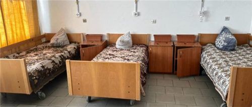 Vor wenigen Tagen standen diese Betten in einem Nußdorfer Altenpflegeheim, das aufgelöst wurde. Dank zahlreicher Helfer, Spender und Sponsoren werden sie nun zur Versorgung verletzter Menschen in der Ukraine eingesetzt.Foto Dergun