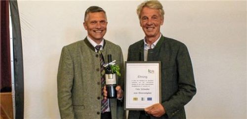 Vorsitzender Anton Wallner (links) ernennt den ehemaligen Vorsitzenden Felix Schwaller zum Ehrenmitglied.Fotos Heinz