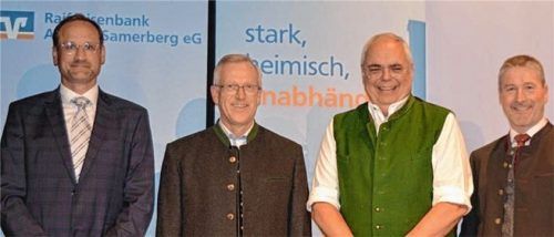 Vorstand und Aufsichtsrat der Raiffeisenbank Aschau-Samerberg: (von links) Vorsitzender Daniel Sauer, Aufsichtsratvorsitzender Heinz Scheck, Aufsichtsrat Rupert Schauer und Vorstandsvorsitzender Christian Trattner.Foto Rehberg