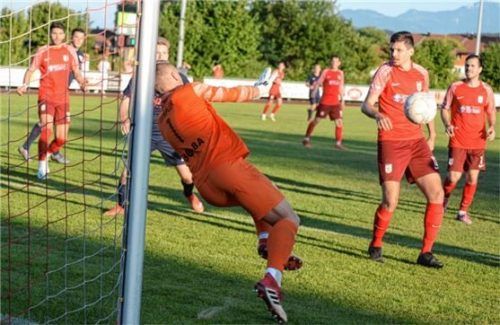 Wasserburgs Torwart Andi Dumpler hielt erneut seinen Kasten sauber.Foto Franz Ruprecht