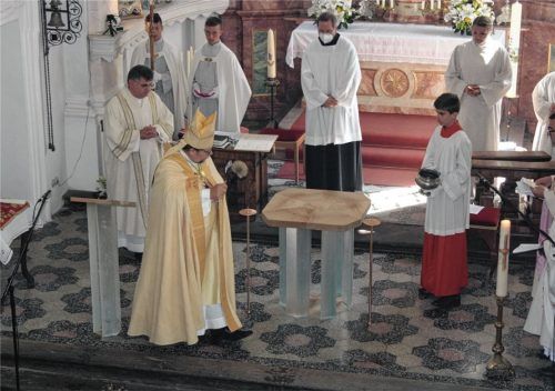 Weihbischof Wolfgang Bischof segnete den vom heimischen Künstler Florian Lechner entworfenen und gefertigten gläsernen Altar, der im Rahmen des 300. Weihejubiläums in der Wallfahrtskirche Mariä Heimsuchung errichtet wurde. Foto Steffenhagen