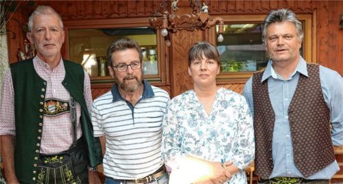 Wiedergewählter Vorstand des Heimat- und Geschichtsvereins Aschau: (von links) Schatzmeister Josef Bauer, Schriftführer Karl Wullinger, Vorsitzende Dr. Natascha Mehler und Stellvertretender Vorsitzender Thomas Bauer. Foto Rehberg
