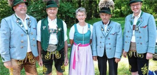 wiwa ehrungen 50 reh

Ehrungen für 60 und 50-jährige Mitgliedschaft beim Trachtenverein „Die lustigen Wildenwarter“ Von links: Vorsitzender Peter Voggenauer, Helmut Rosenwink (60), Hildegard Rehberg (50), Ludwig Freund (60, Zweiter Vorsitzender Helmut Freund.Foto Rehberg