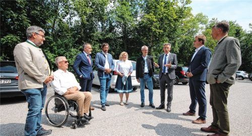 Wollen mit einem Durchfahrtsverbot die Dörfer vor Lkw-Ausweichverkehr schützen und damit gemeinsam ein Zeichen an den Bund setzen: die Bürgermeister Stefan Lederwascher (Flintsbach), Hajo Gruber (Kiefersfelden), Olaf Kalsperger (Raubling), Matthias Bernhardt (Oberaudorf), Susanne Grandauer (Nußdorf), Matthias Jokisch (Brannenburg), Landrat Otto Lederer, Christoph Schneider (Neubeuern) und Anton Wallner (Bad Feilnbach, von links). Foto  hadersbeck