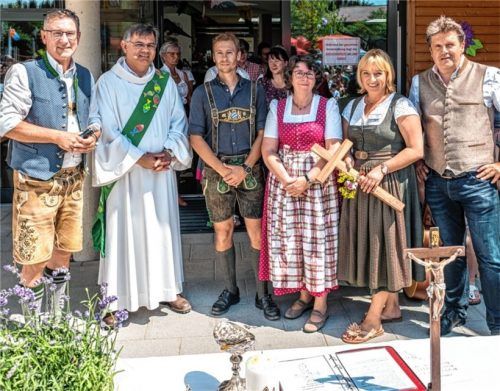 Zufriedene Gesichter bei der Einweihung: (von links) Bürgermeister Georg Huber, Diakon Günter Schmitzberger, Matthias Dräxl vom Elternbeirat, Erika Spöck von der Schulkindbetreuung, Kindergarten-Leiterin Andrea Paul und Planer Christian Würfel.Foto Nitzsche