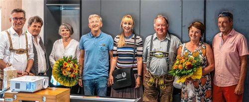 Zufriedene Gesichter im Neubau in der Schillerstraße in Rosenheim: (von links) Samerbergs Bürgermeister Georg Huber, Vorsitzender der Paula-Schamberger-Stiftung, Christian Würfel und Renata Petrovic von WSB Architekten Bruckmühl, Thomas Bacher und Astrid Fiebiger (KJSW) sowie die Stiftungsräte Christoph Heibler, Christine Eckert und Hans Peter Maier.Foto Nitzsche