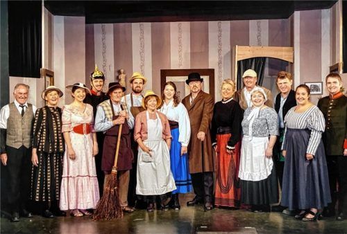 Zufriedenes Ensemble: Die Darsteller des Schauspiels „Graf Schorschi“ versammelten sich auf der Bühne. Foto Ammelburger